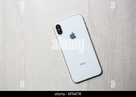 MARIUPOL, UKRAINE-30. Oktober 2017: Neue Iphone X smart phone in Nahaufnahme. Die neuesten Apple Iphone 10 Handy Modell. Erläuternde editorial Stockfoto