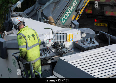 Ein Conway Baustellen Crew zur Festlegung der neue Asphalt auf einer Straße in London. Stockfoto