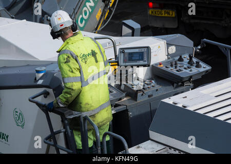 Ein Conway Baustellen Crew zur Festlegung der neue Asphalt auf einer Straße in London. Stockfoto