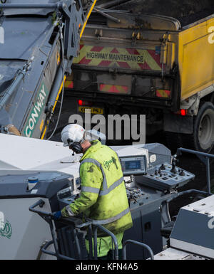 Ein Conway Baustellen Crew zur Festlegung der neue Asphalt auf einer Straße in London. Stockfoto