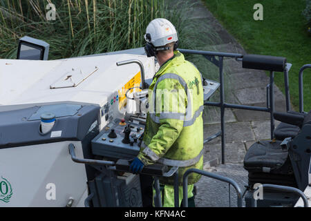 Ein Conway Baustellen Crew zur Festlegung der neue Asphalt auf einer Straße in London. Stockfoto