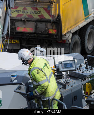 Ein Conway Baustellen Crew zur Festlegung der neue Asphalt auf einer Straße in London. Stockfoto