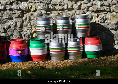 Eine Sammlung von Edelstahl Bier oder Ale-Fässer Stockfoto