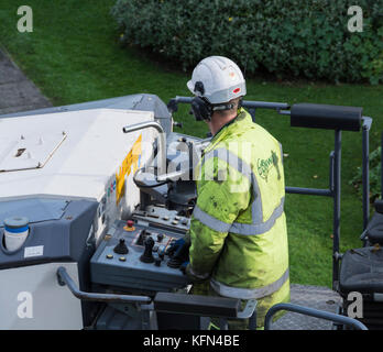 Ein Conway Baustellen Crew zur Festlegung der neue Asphalt auf einer Straße in London. Stockfoto