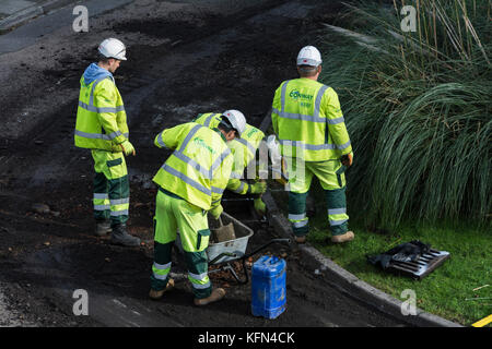 Ein Conway Baustellen Crew zur Festlegung der neue Asphalt auf einer Straße in London. Stockfoto