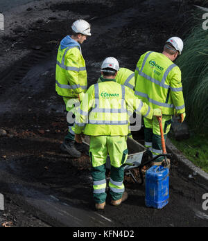 Ein Conway Baustellen Crew zur Festlegung der neue Asphalt auf einer Straße in London. Stockfoto