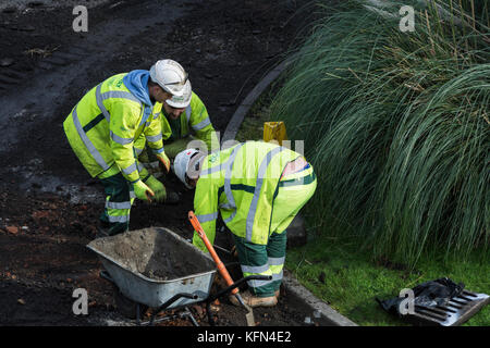 Ein Conway Baustellen Crew zur Festlegung der neue Asphalt auf einer Straße in London. Stockfoto