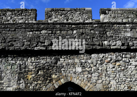 Eine Nahaufnahme Abschnitt der mittelalterlichen Mauern von Southampton, die einst die Stadt Grenzen geschützt. Stockfoto