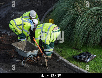 Ein Conway Baustellen Crew zur Festlegung der neue Asphalt auf einer Straße in London. Stockfoto