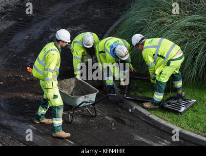 Ein Conway Baustellen Crew zur Festlegung der neue Asphalt auf einer Straße in London. Stockfoto