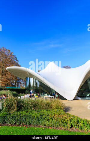 Serpentine Sackler Galerie Exterieur mit dem Magazin Restaurant Erweiterung durch die Architektin Zaha Hadid, Hyde Park, London, Großbritannien, konzipiert
