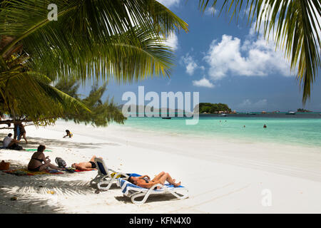 Die Seychellen, Praslin, Anse Volbert, Cote d'Or, Urlauber Entspannung im idyllischen Strand Stockfoto