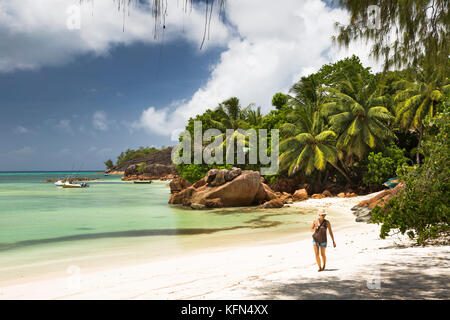 Die Seychellen, Praslin, Anse Volbert, touristische auf Cote d'Or Strand von Anse Regierung Stockfoto