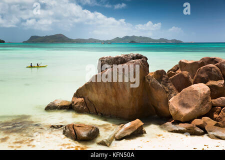 Die Seychellen, Praslin, Anse Volbert, Cote d'Or Strand Paar in Sea Kayak im Anse Regierung Stockfoto