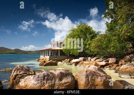 Die Seychellen, Praslin, Anse Besitz, Medaille d'Or Guest House auf der Landspitze über Felsen Stockfoto