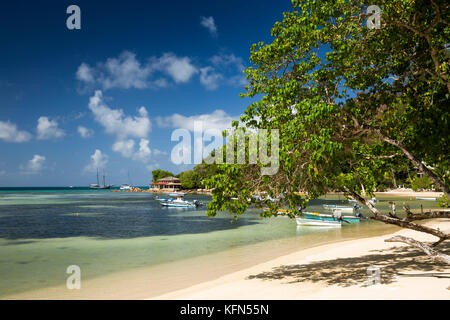 Die Seychellen, Praslin, Anse Besitz, Strand, Freizeit, Boote in der flachen Lagune günstig Stockfoto