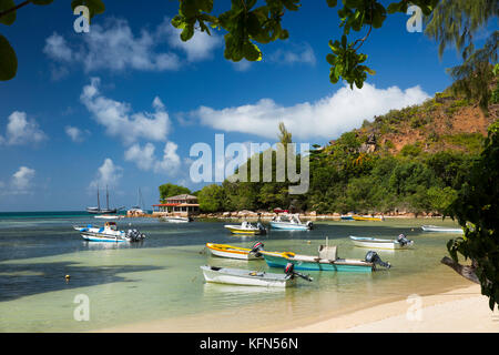 Die Seychellen, Praslin, Anse Besitz, Strand, Freizeit, Boote in der flachen Lagune günstig Stockfoto