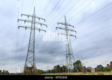 Oberleitungsmasten, Niederwinkel-Ansicht nach oben, Deutschland Stockfoto