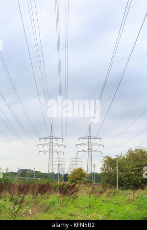 Oberleitungsmasten, Niederwinkel-Ansicht nach oben, Deutschland Stockfoto