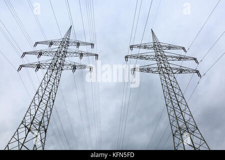 Oberleitungsmasten, Niederwinkel-Ansicht nach oben, Deutschland Stockfoto