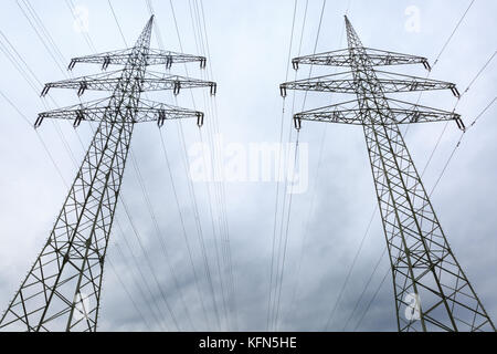 Oberleitungsmasten, Niederwinkel-Ansicht nach oben, Deutschland Stockfoto