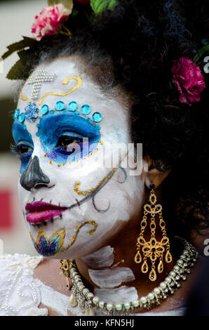 Sao Paulo, Brasilien - 29. Oktober 2017: Feier der Dia de los Muertos (Tag der Toten) bringt die gesamte mexikanische Gemeinschaft am Denkmal Stockfoto