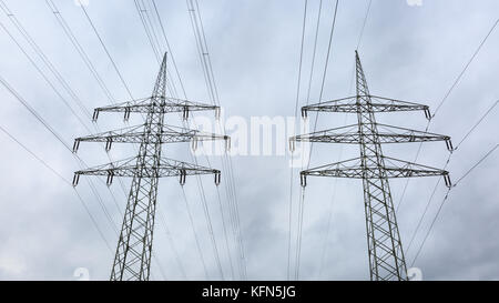 Oberleitungsmasten, Niederwinkel-Ansicht nach oben, Deutschland Stockfoto