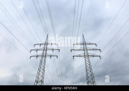 Oberleitungsmasten, Niederwinkel-Ansicht nach oben, Deutschland Stockfoto