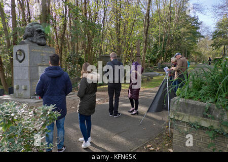 Besucher auf das Grab von Karl Marx in Highgate Cemetery in London, Großbritannien Stockfoto