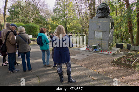 Besucher auf das Grab von Karl Marx in Highgate Cemetery in London, Großbritannien Stockfoto