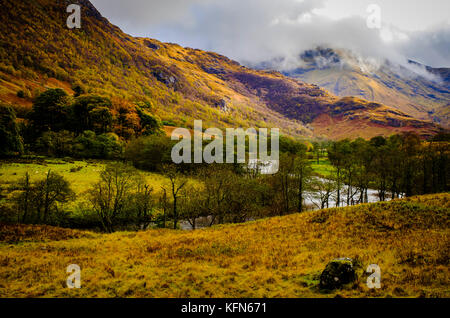 Der Fluss fließt durch Glen Nevis Nevis im Herbst, Highlands von Schottland Stockfoto