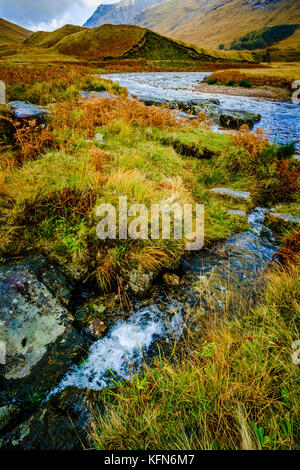 Der Fluss Etive in Speight, wie es fließt durch Glen Etive, Highlands von Schottland Stockfoto