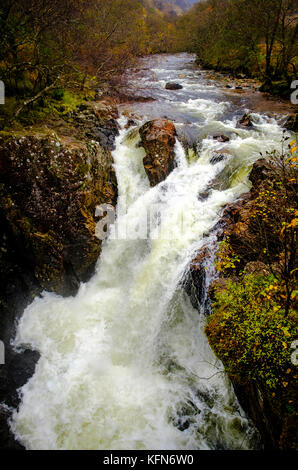 Die lower falls auf dem Wasser von Nevis, wo es wird der Fluss Nevis. Glen Nevis, Highlands von Schottland Stockfoto