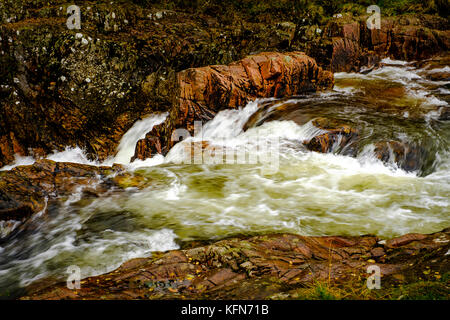 Die lower falls auf dem Wasser von Nevis, wo wird es den Fluss Nevis. Glen Nevis, Highlands von Schottland Stockfoto