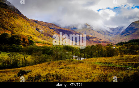 Der Fluss fließt durch Glen Nevis Nevis im Herbst, Highlands von Schottland Stockfoto