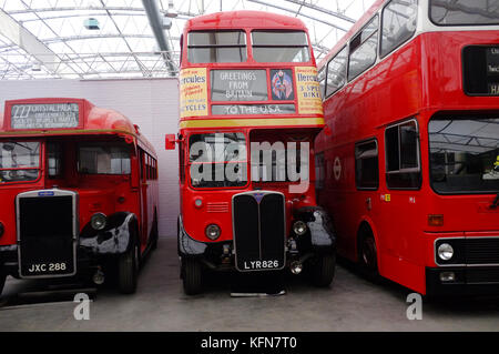 Eine Linie der historischen Londoner Busse an das Brooklands Museum Stockfoto