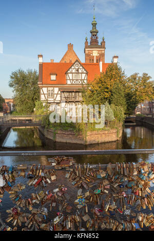 Viele liebe Schlösser an die Liebe, die Brücke und die Müllers Haus in der Mühle Insel auf raduni Canal in der Danziger Altstadt in Polen an einem sonnigen Tag. Stockfoto