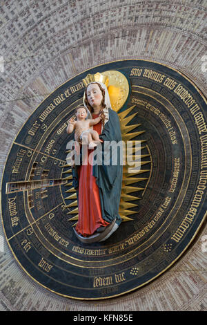 Nahaufnahme der Kalender der Heiligen in der Danziger astronomische Uhr in St. Mary's Basilica (Kirche) in Danzig, Polen. Stockfoto