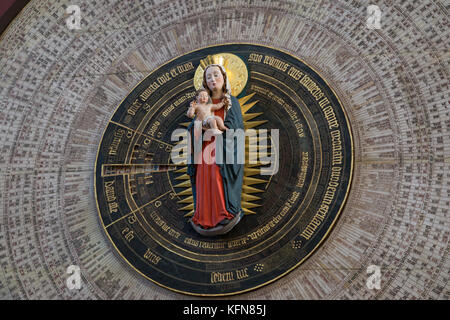 Nahaufnahme der Kalender der Heiligen in der Danziger astronomische Uhr in St. Mary's Basilica (Kirche) in Danzig, Polen. Stockfoto