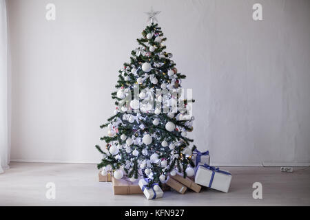 Weihnachtsdekor Weihnachtsbaum auf weißem Hintergrund Stockfoto