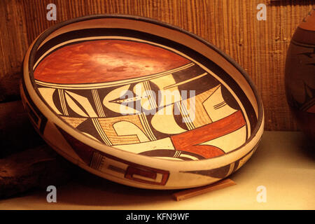 San Diego, KALIFORNIEN, USA – 28. November 2017: Acoma Pueblo indianische Kunst aus New Mexico im Seeley Stable Museum in San Diego. Stockfoto