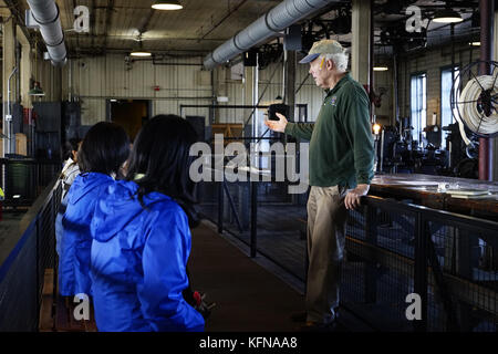 Schüler, die das Präzisionsmaschinengeschäft in Thomas Edison National Historical Park besuchen.West Orange.New Jersey.USA Stockfoto