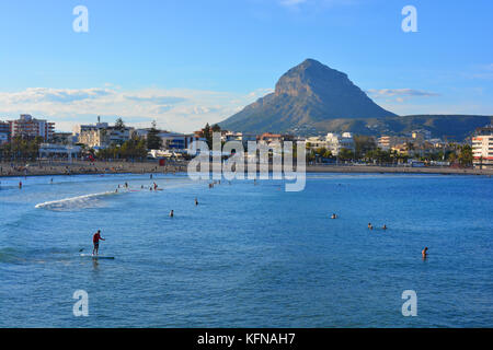 Blick vom Arenal Strand über Strand und Bucht in Richtung Montgo Berg, Javea, Provinz Alicante, Spanien. Ende Oktober, später Abend. Stockfoto
