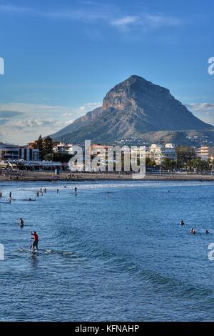Blick vom Arenal Strand über Strand und Bucht in Richtung Montgo Berg, Javea, Provinz Alicante, Spanien. Ende Oktober, später Abend. Stockfoto