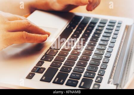 Frau Arbeiten am Laptop, die Hände auf der Tastatur Stockfoto