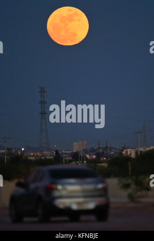 Eine der ersten 2013 Vollmonde könnte heute gesehen, bevor anocecer am Himmel im Osten der Stadt von Hermosillo, Sonora. Der Mond ist der einzige natürliche Satellit der Erde. Mit einem äquatorialen Durchmesser 1 km 3474 ist das Sonnensystem größten Satelliten fünften, während im Vergleich zu den proportionalen Größe des Planeten ist der größte Satellit: ein Viertel der Durchmesser der Erde und der 1/81 ihrer Masse. Una de las primeras Lunas llenas del año 2013 se pudo apreciar Hoy antes del anocecer sobre el cielo al Oriente de la Ciudad de Hermosillo, Sonora. La Luna es el único satélite Natural de la Tierra. Con Stockfoto