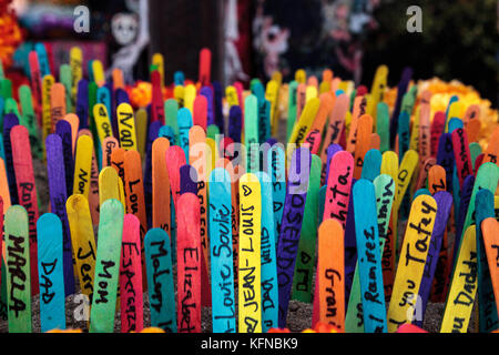 Farbige Popsicle Stick Hintergrund mit Namen darauf geschrieben am Tag der Toten zu ehren Stockfoto