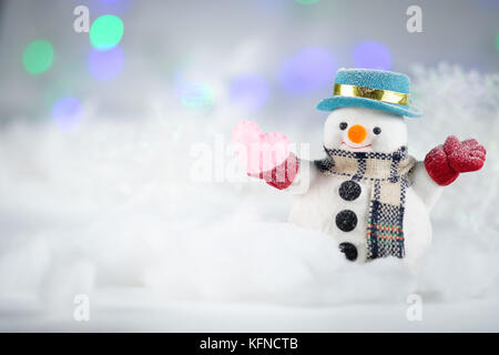 Ein Schneemann und mini Herz Kissen auf bokeh Hintergrund, mit Kopie Raum für Saison Gruß. frohe Weihnachten und ein glückliches neues Jahr, af, Klasse Stockfoto