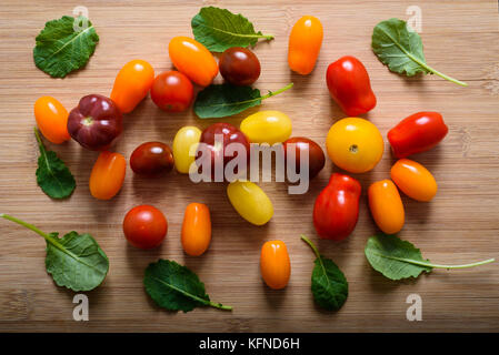 Medley Tomaten und Kohl mit Blättern auf Holzuntergrund Ansicht von oben Stockfoto