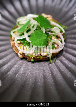 Kartoffel- und Roggenpalt-Pfannkuchen, zubereitet von Pai Holmberg aus Bifångst, einem Restaurant mit zwei Sitzplätzen in Gothenberg. Stockfoto